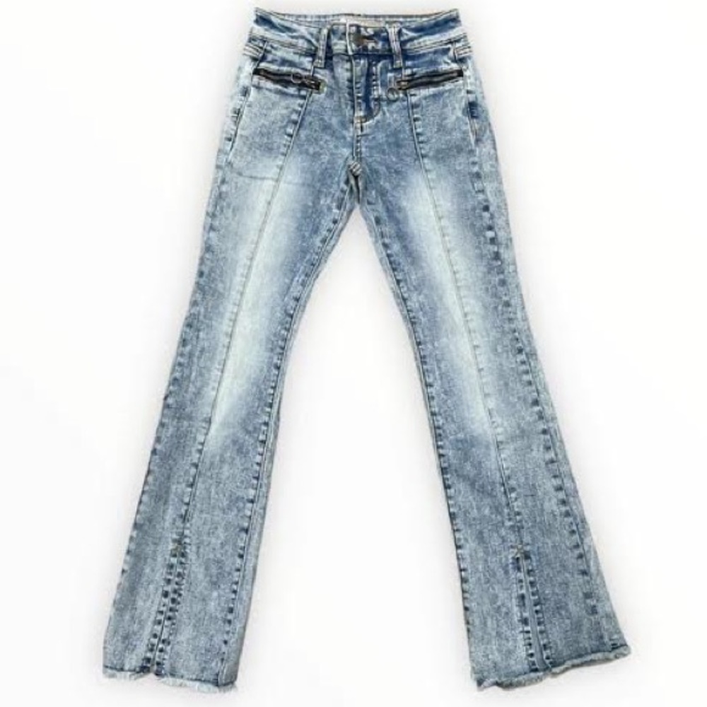 Tractr jeans have bottom slit with zipper pockets